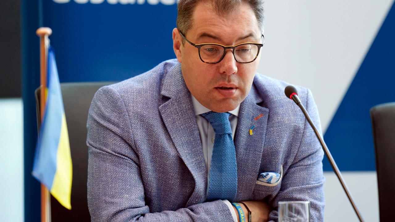 Oleksij Makejew, ukrainischer Botschafter in Deutschland bei sitzt mit gesenktem Blick vor einem Mikrofon