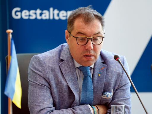 Oleksii Makeiev, ukrainischer Botschafter in Deutschland bei sitzt mit gesenktem Blick vor einem Mikrofon
