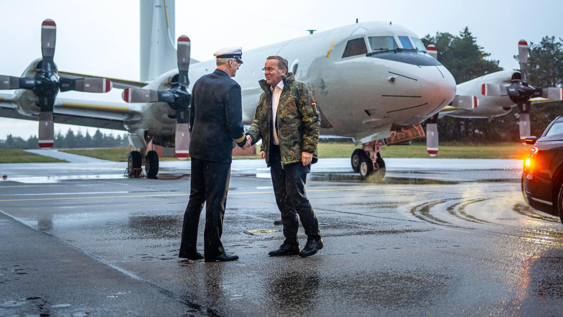 Boris Pistorius (r, SPD), Verteidigungsminister, wird am Marinefliegerstützpunkt Nordholz von Broder Nielsen, Kommandeur vom Marienefliegerstützpunkt, empfangen. 