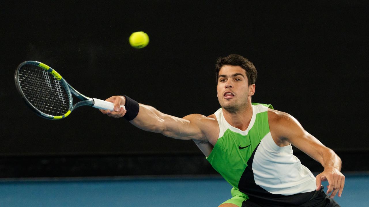 Das Foto zeigt den spanischen Tennisspieler Carlos Alcaraz beim Match gegen Novak Djokovic