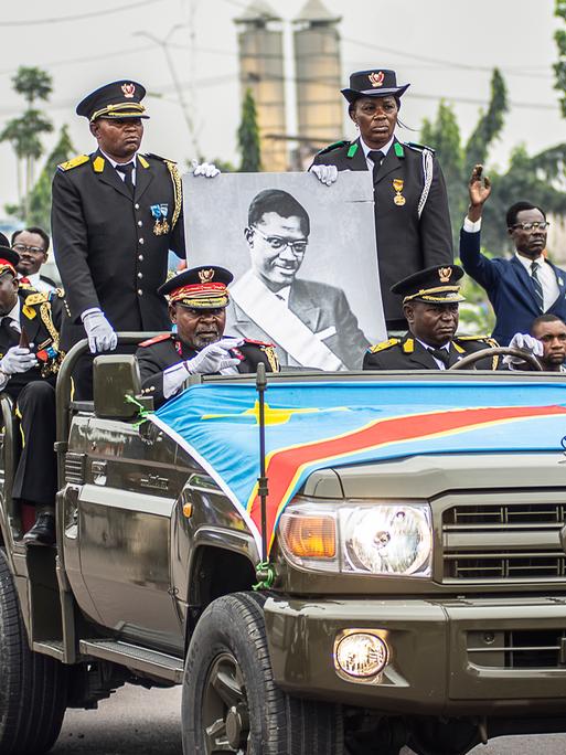 Ein Militärauto transportiert den Zahn von Freiheitskämpfer Patrice Lumumba durch die Straßen von Kinshasa im Kongo