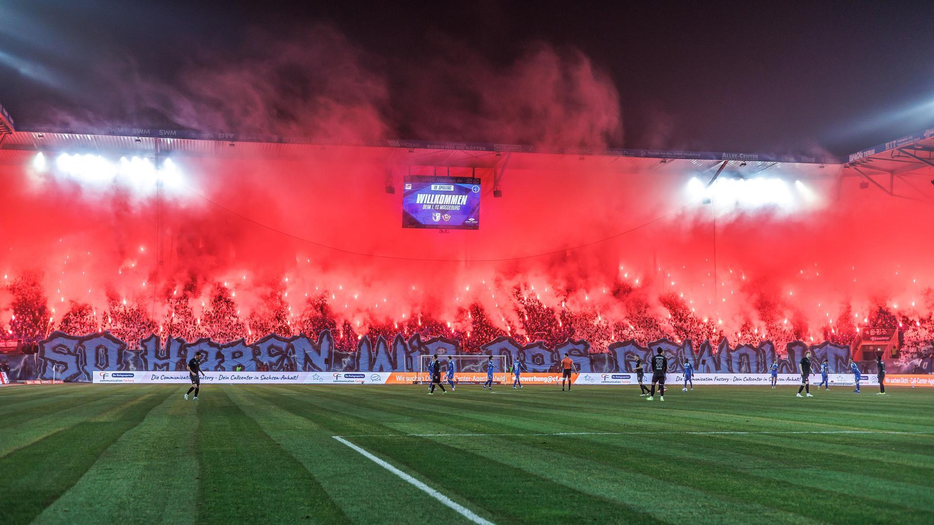 Fans von 1.FC Magdeburg zünden Pyrotechnik.