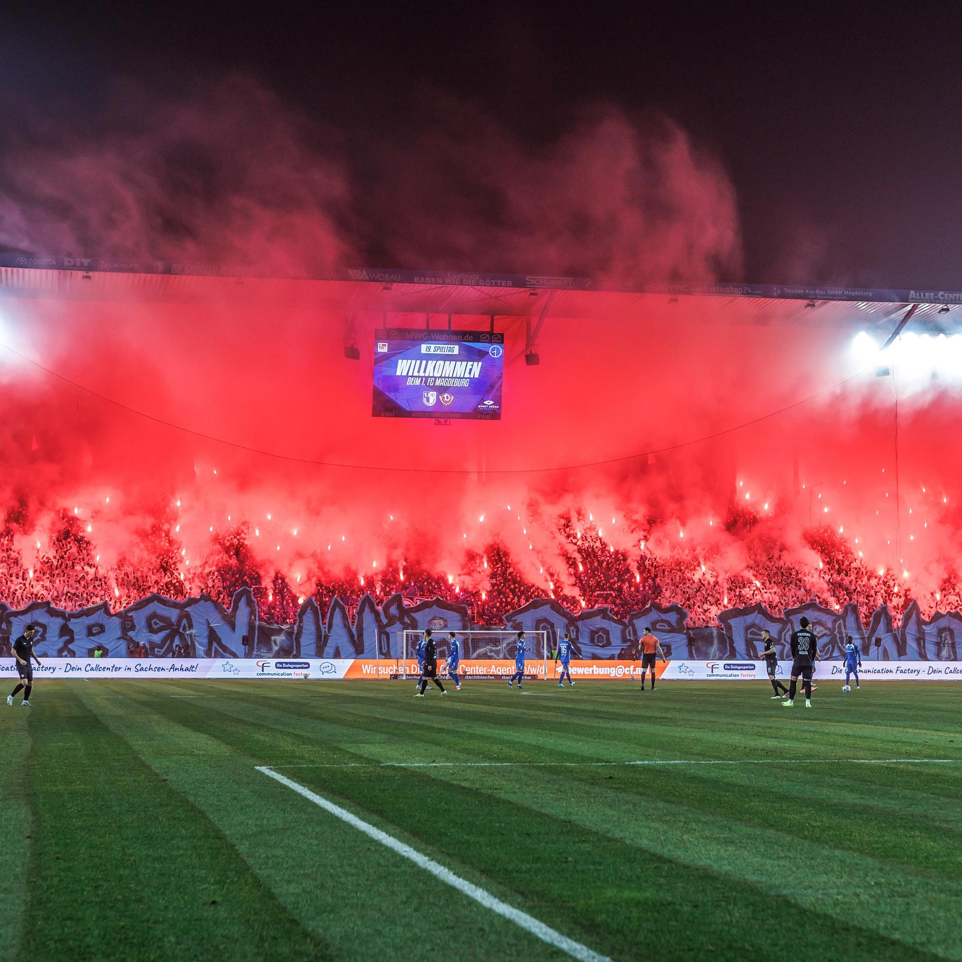 Fans von 1.FC Magdeburg zünden Pyrotechnik.