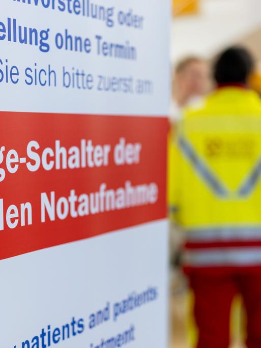 "Triage-Schalter der Zentralen Notaufnahme" steht auf einem Banner, im Hintergrund stehen Rettungskräfte.