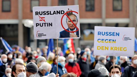 Demonstrierende in Köln. Auf ihren Schildern steht "Russland ist nicht Putin" und "Russen gegen den Krieg".
