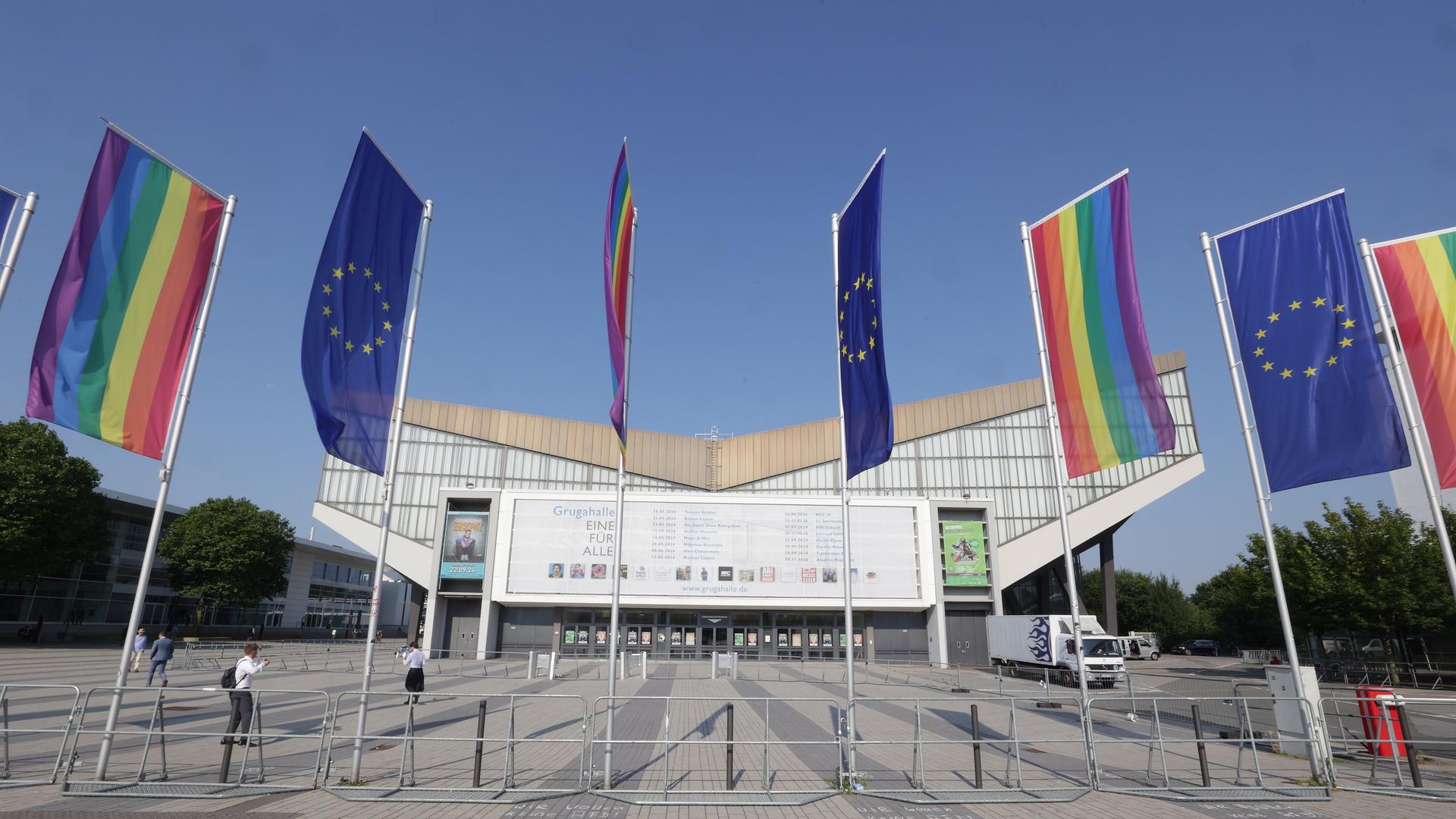 Regenbogenflaggen und Flaggen der Europäischen Union sind vor der Grugahalle in Essen, wo am Wochenende die AfD ihr Parteitag abhalten wird, gehisst.