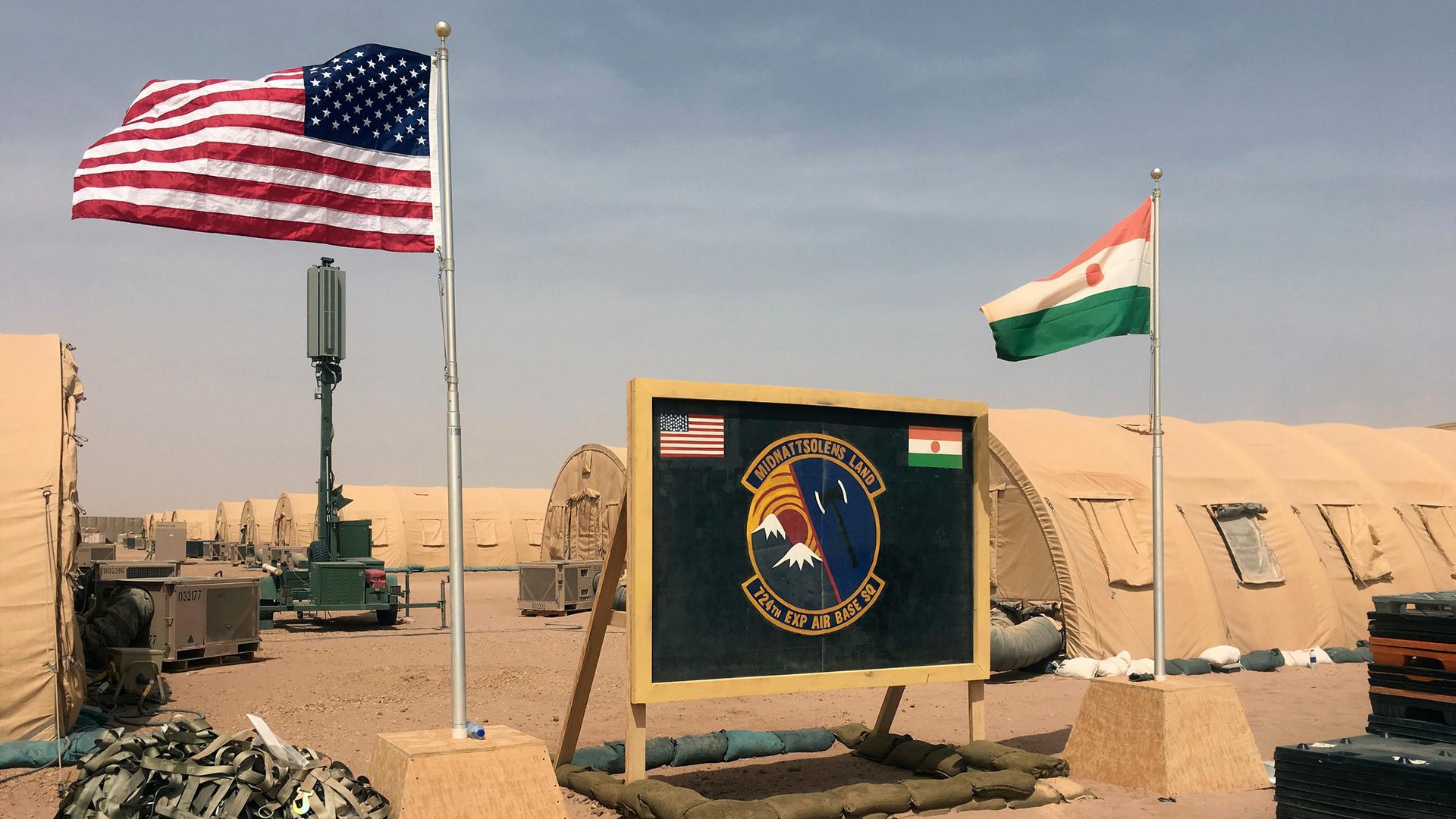 Die Flaggen der USA und des Niger wehen am Camp der US-Armee in Agadez. Das Foto wurde im April 2018 aufgenommen.