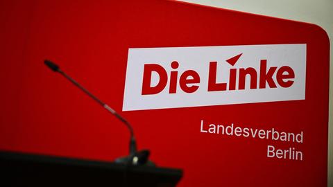 Der Schriftzug "Die Linke - Landesverband Berlin" ist vor einem Landesparteitag der Berliner Linken zu sehen. 