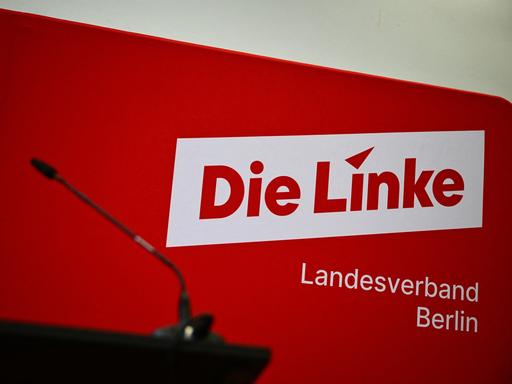 Der Schriftzug "Die Linke - Landesverband Berlin" ist vor einem Landesparteitag der Berliner Linken zu sehen. Der Schriftzug "Die Linke - Landesverband Berlin" ist vor einem Landesparteitag der Berliner Linken zu sehen.