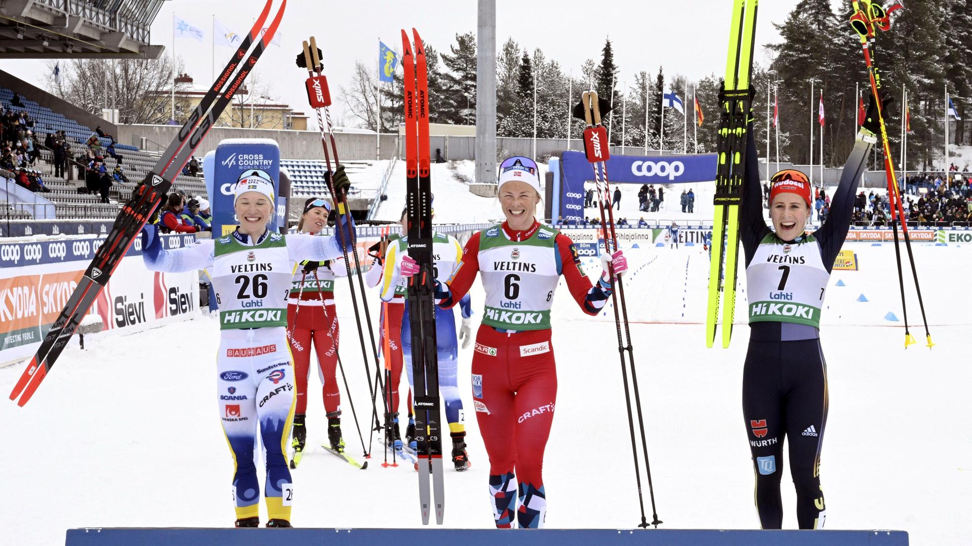 Das Foto zeigt die Siegerinnen nach dem 20-km-Massenstartrennen der Damen beim Nordischen Weltcup in Lahti. Zu sehen sind Jonna Sundling aus Schweden, Anne Kjersti Kalvaa aus Norwegen und die Katharina Hennig aus Deutschland.