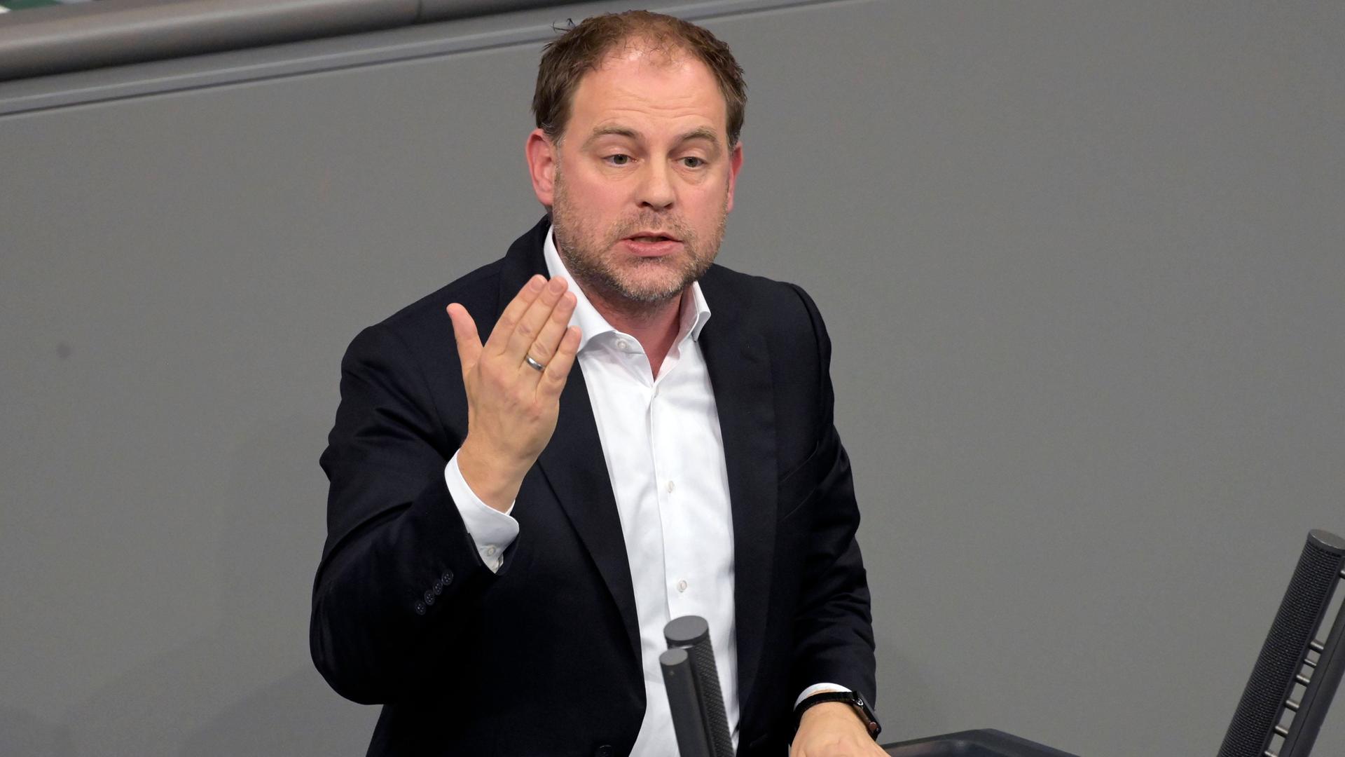 Christoph Meyer hält eine Rede im Bundestag.