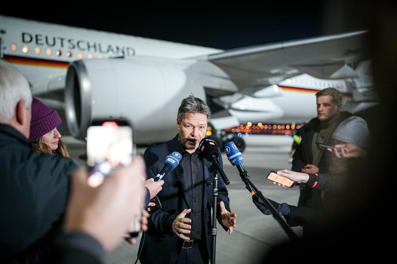 Robert Habeck (Bündnis 90/Die Grünen), Bundesminister für Wirtschaft und Klimaschutz, gibt auf dem militärischen Teil des Flughafens BER Berlin-Brandenburg ein Pressestatement vor dem Airbus der Luftwaffe für den Flug nach Oman. 