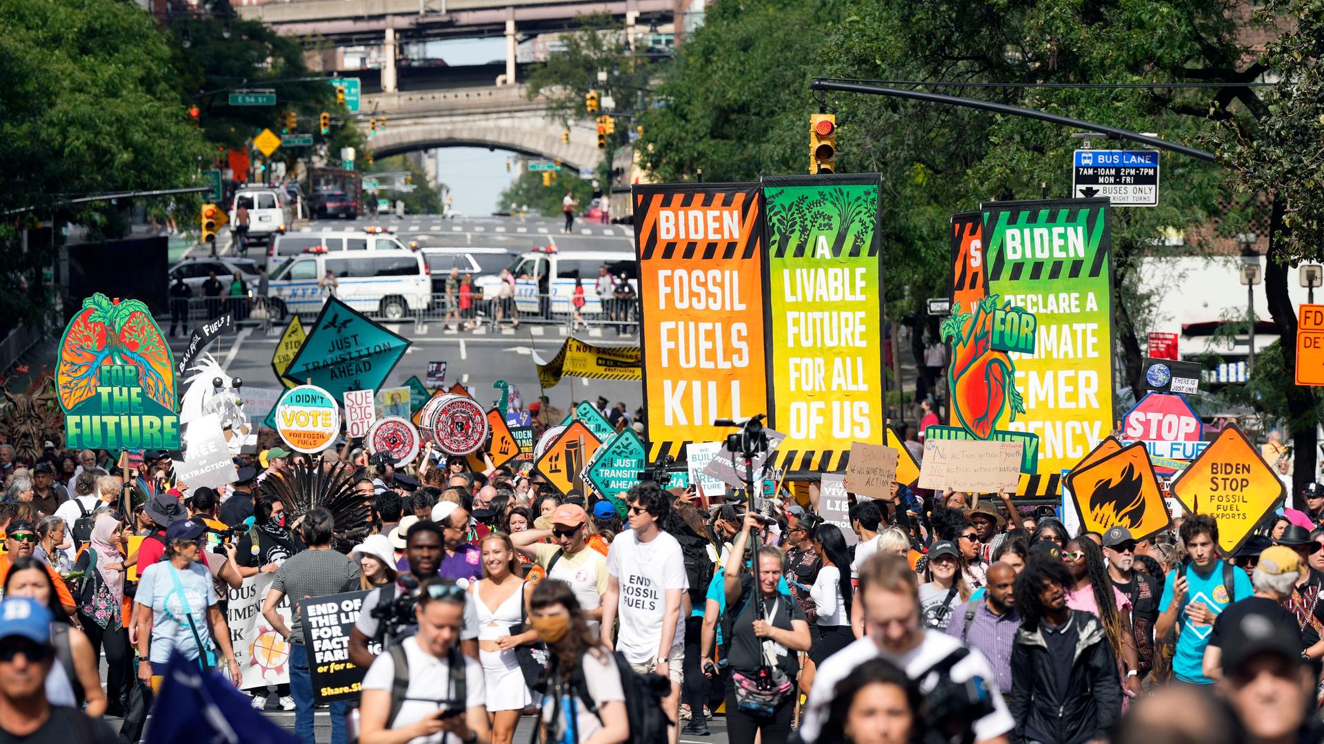 Das Foto zeigt Demonstrantinnen und Demonstranten in New York. Das Foto zeigt Demonstrantinnen und Demonstranten in New York.