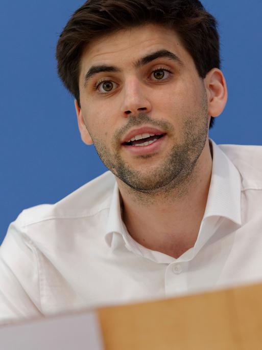 Ron Dekel, Präsident der Jüdischen Studierendenunion Deutschland, sitzt in der Bundespressekonferenz.