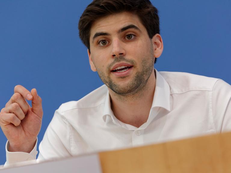Ron Dekel, Präsident der Jüdischen Studierendenunion Deutschland, sitzt in der Bundespressekonferenz.