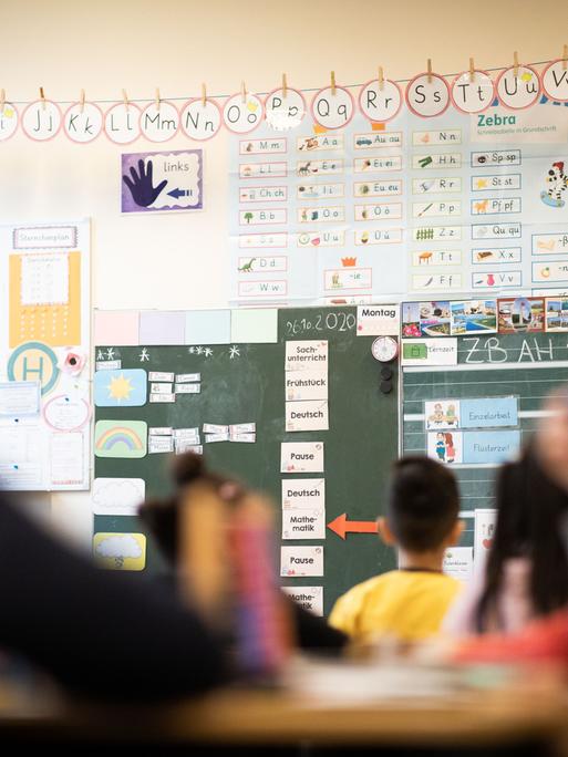 Schülerinnen und Schüler sitzen in ihrem Klassenzimmer (Symbolbild)