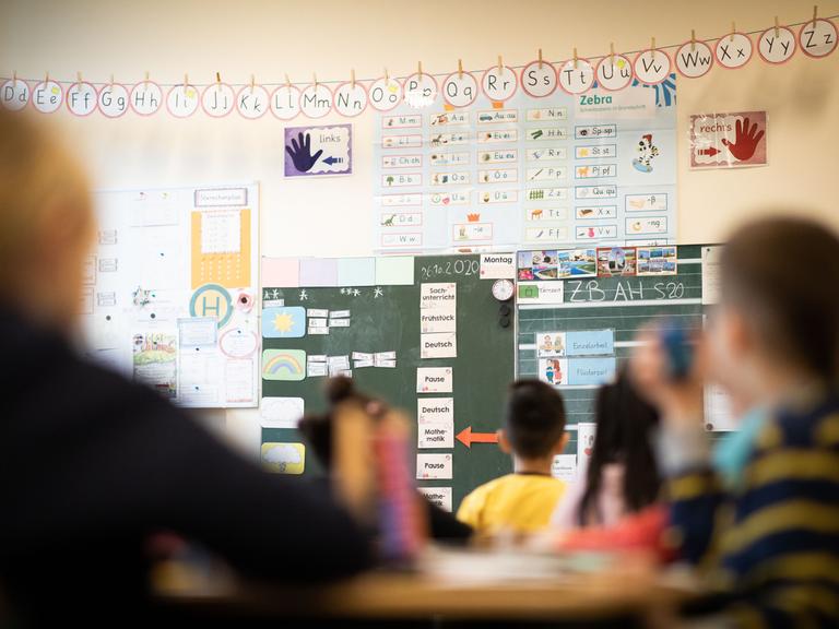 Schülerinnen und Schüler sitzen in ihrem Klassenzimmer (Symbolbild)