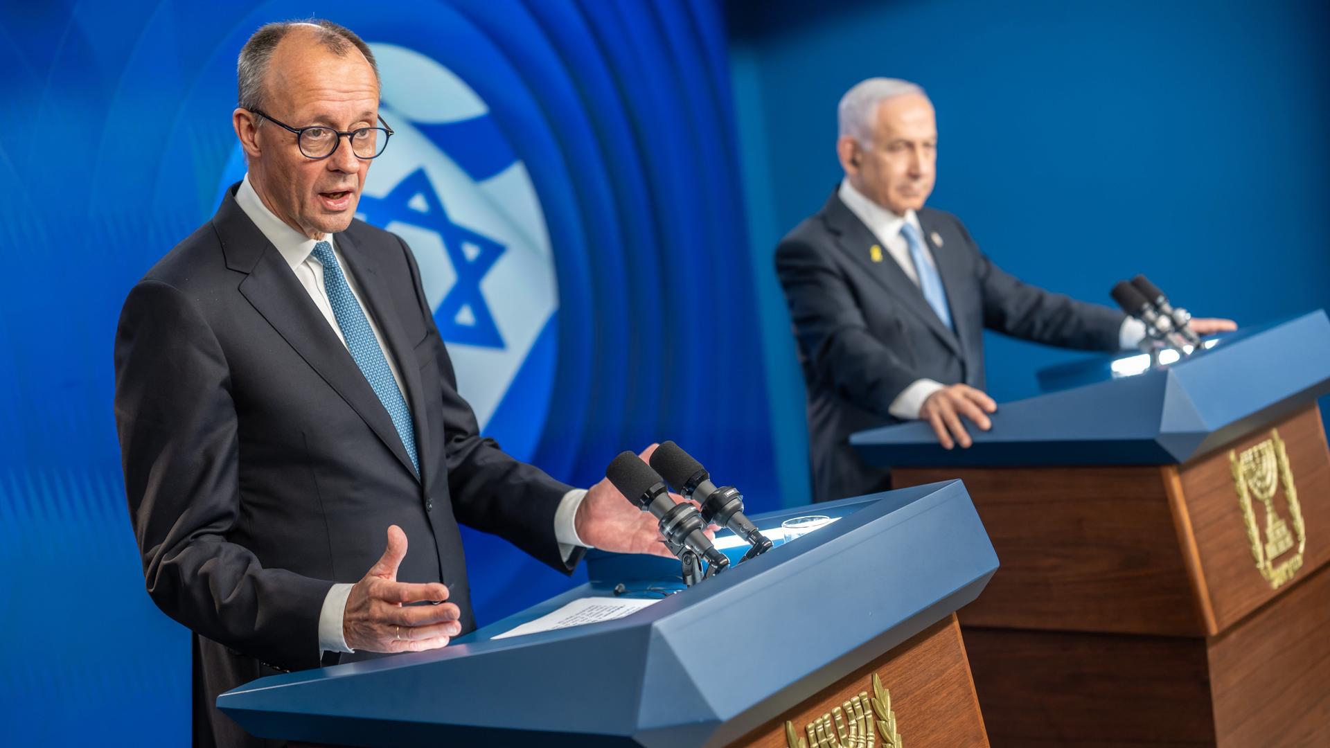 Bundeskanzler Friedrich Merz (l, CDU) nimmt neben Benjamin Netanjahu, Ministerpräsident von Israel an der Pressekonferenz nach dem Gespräch im Regierungssitz teil. Bundeskanzler Friedrich Merz (l, CDU) nimmt neben Benjamin Netanjahu, Ministerpräsident von Israel an der Pressekonferenz nach dem Gespräch im Regierungssitz teil.