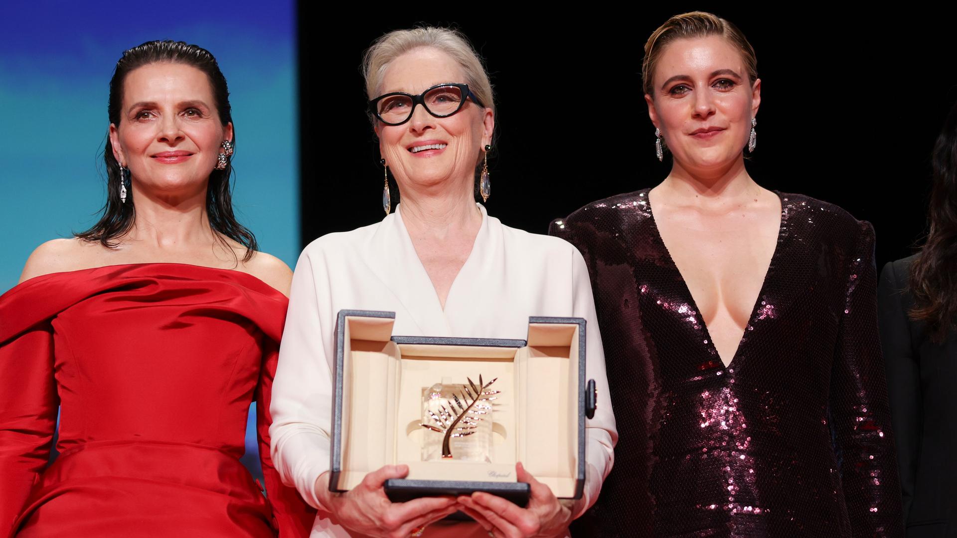 Schauspielerin Meryl Streep (Mitte) hält die Goldene Palme in der Hand. Neben ihr Jury-Mitglied Juliette Binoche und Jury-Präsidentin Greta Gerwig.