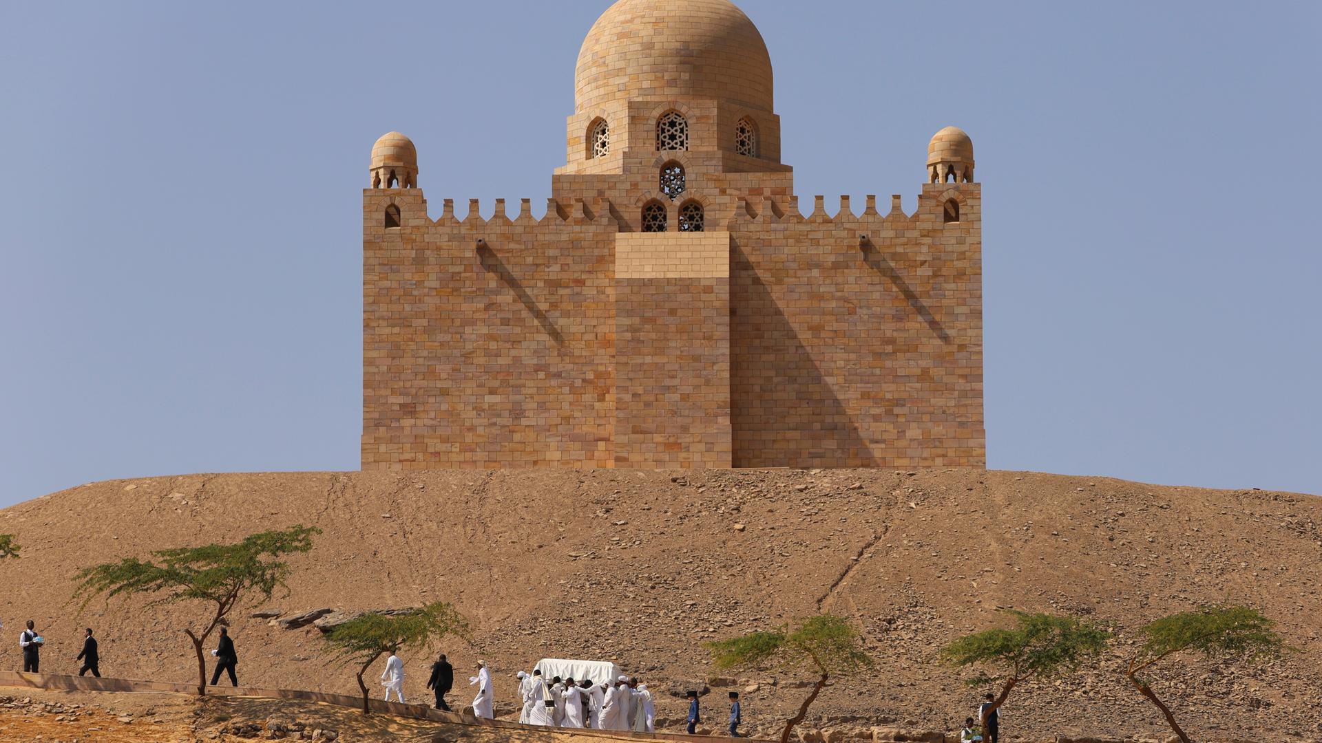 Menschen tragen den Sarg von Aga Khan IV zu einem Mausoleum in Assuan in Ägypten.