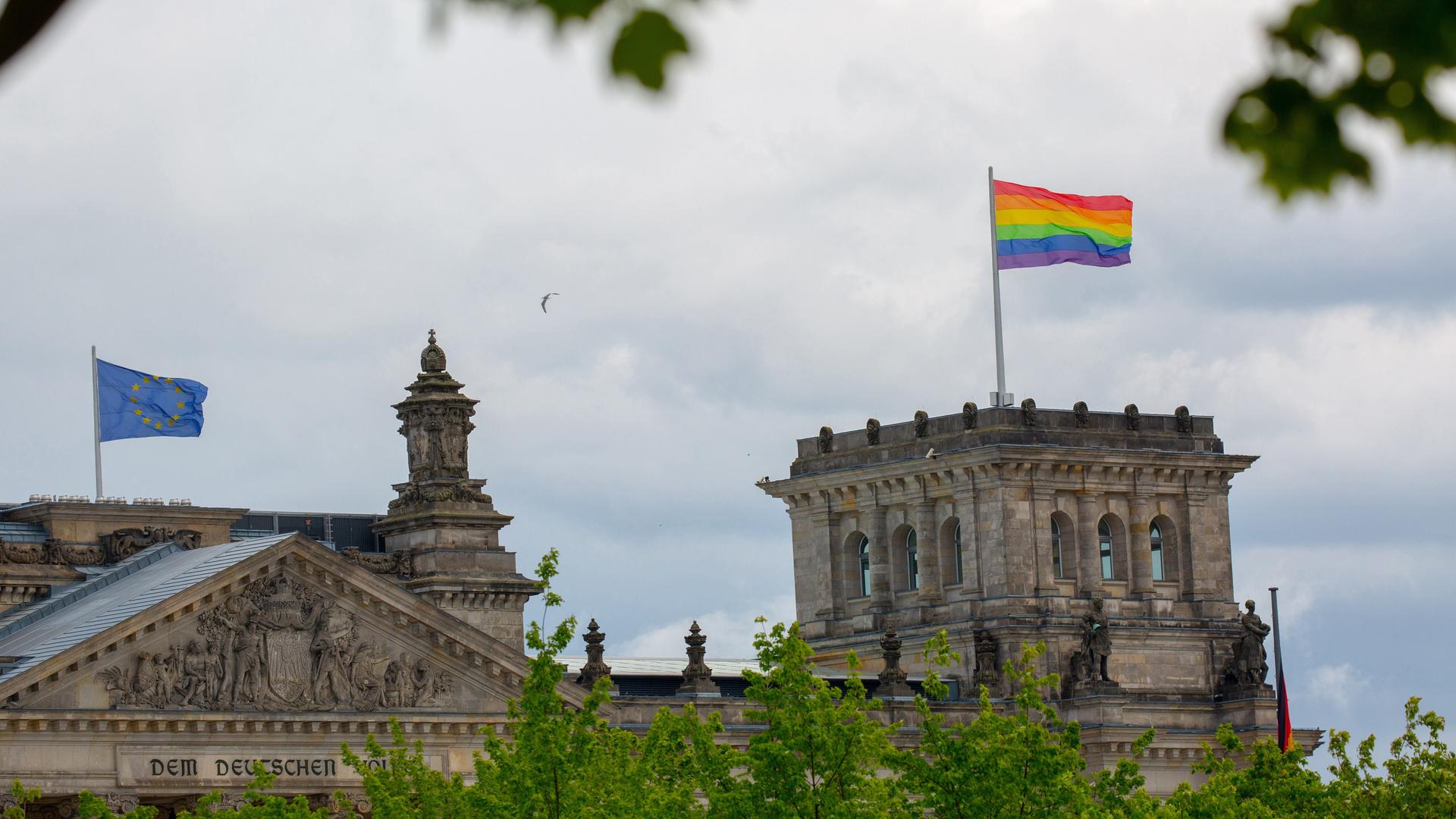 Zum Internationalen Aktionstag gegen Homo-, Bi-, Inter- und Transphobie wurde die Regenbogenflagge auf dem Reichstagsgebäude gehisst.