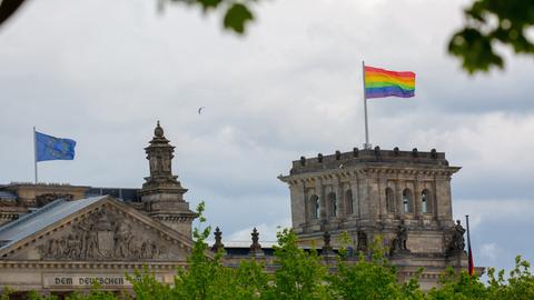 Zum Internationalen Aktionstag gegen Homo-, Bi-, Inter- und Transphobie wurde die Regenbogenflagge auf dem Reichstagsgebäude gehisst.