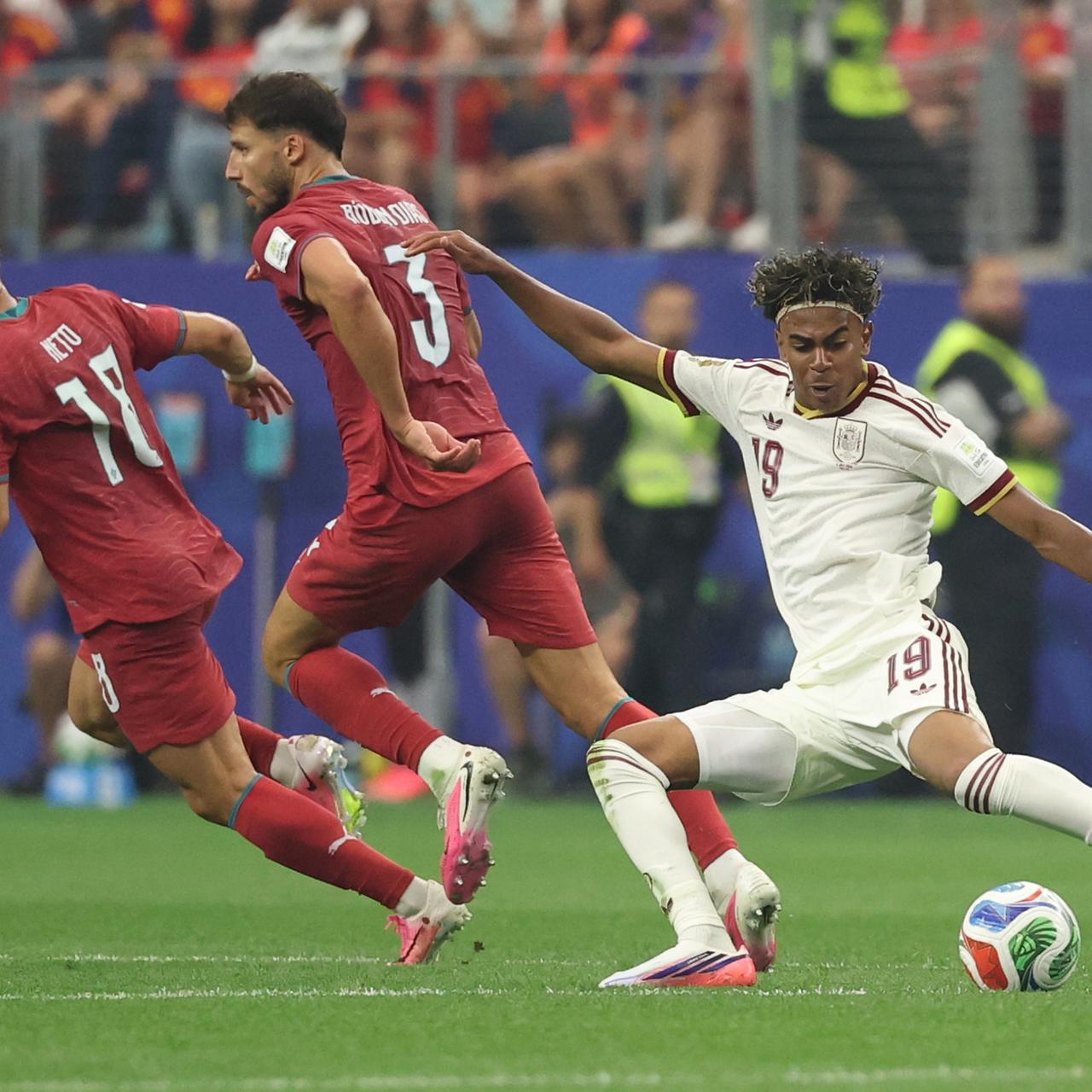 Der Spanier Lamine Yamal während des Achtelfinalspiels der Fußball-Weltmeisterschaft gegen Portugal.