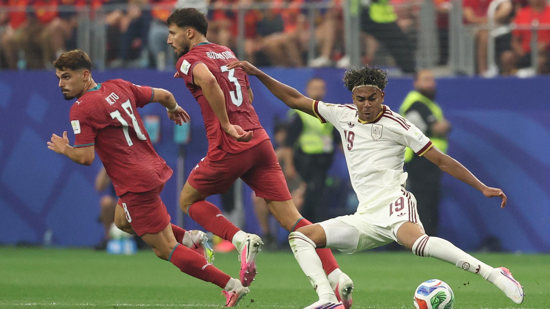Der Spanier Lamine Yamal während des Achtelfinalspiels der Fußball-Weltmeisterschaft gegen Portugal.