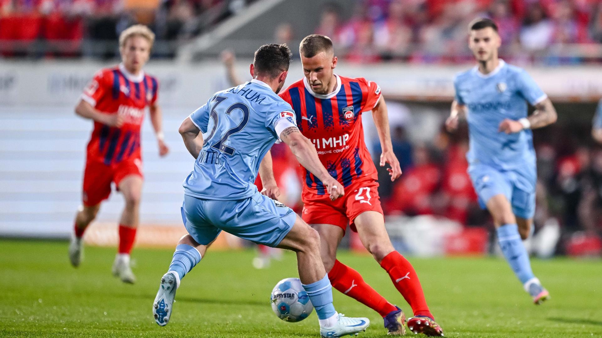 Fußball-Bundesliga: Heidenheim gegen Bochum, Bochums Maximilian Wittek (l) in Aktion gegen Heidenheims Adrian Beck (r). Fußball-Bundesliga: Heidenheim gegen Bochum, Bochums Maximilian Wittek (l) in Aktion gegen Heidenheims Adrian Beck (r).