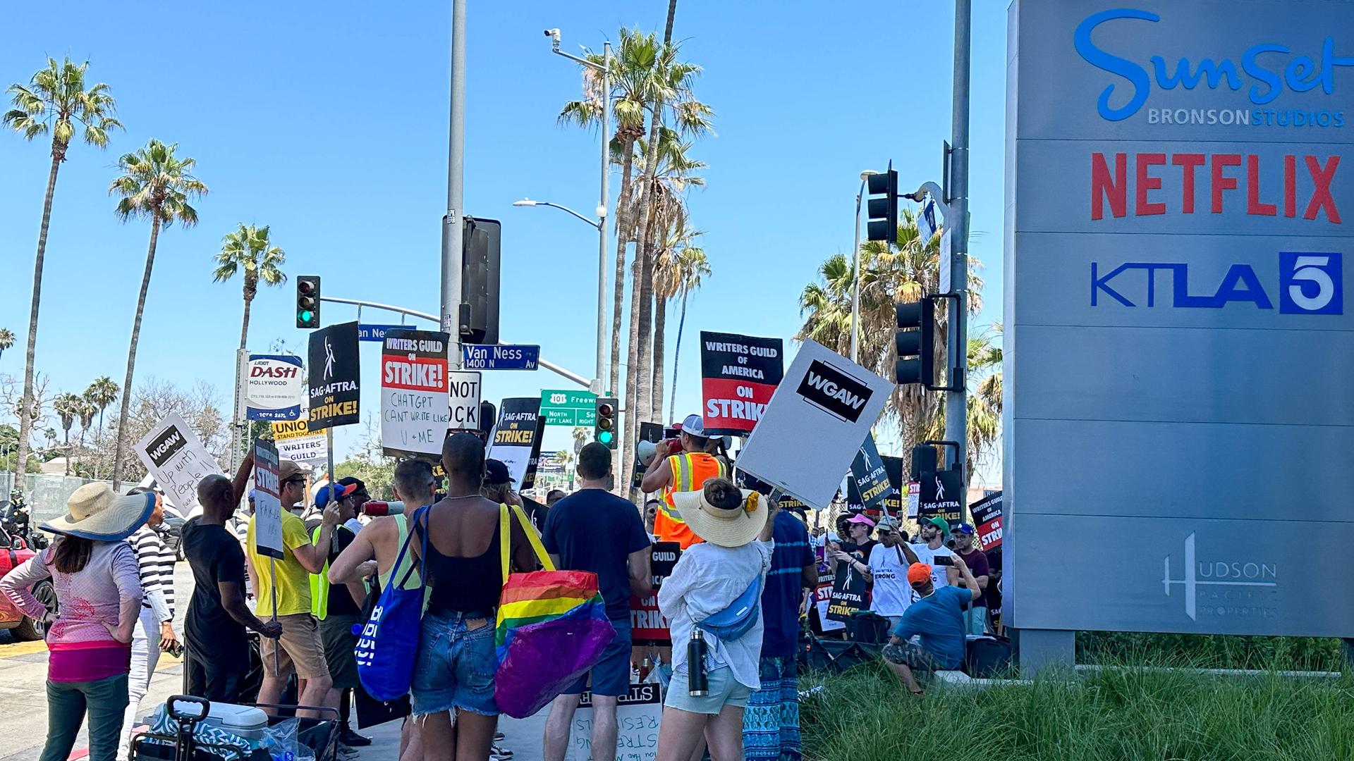 Schauspielerinnen und Schauspieler streiken gemeinsam mit Drehbuchautorinnen und -autoren vor der Netflixzentrale in Los Angeles.