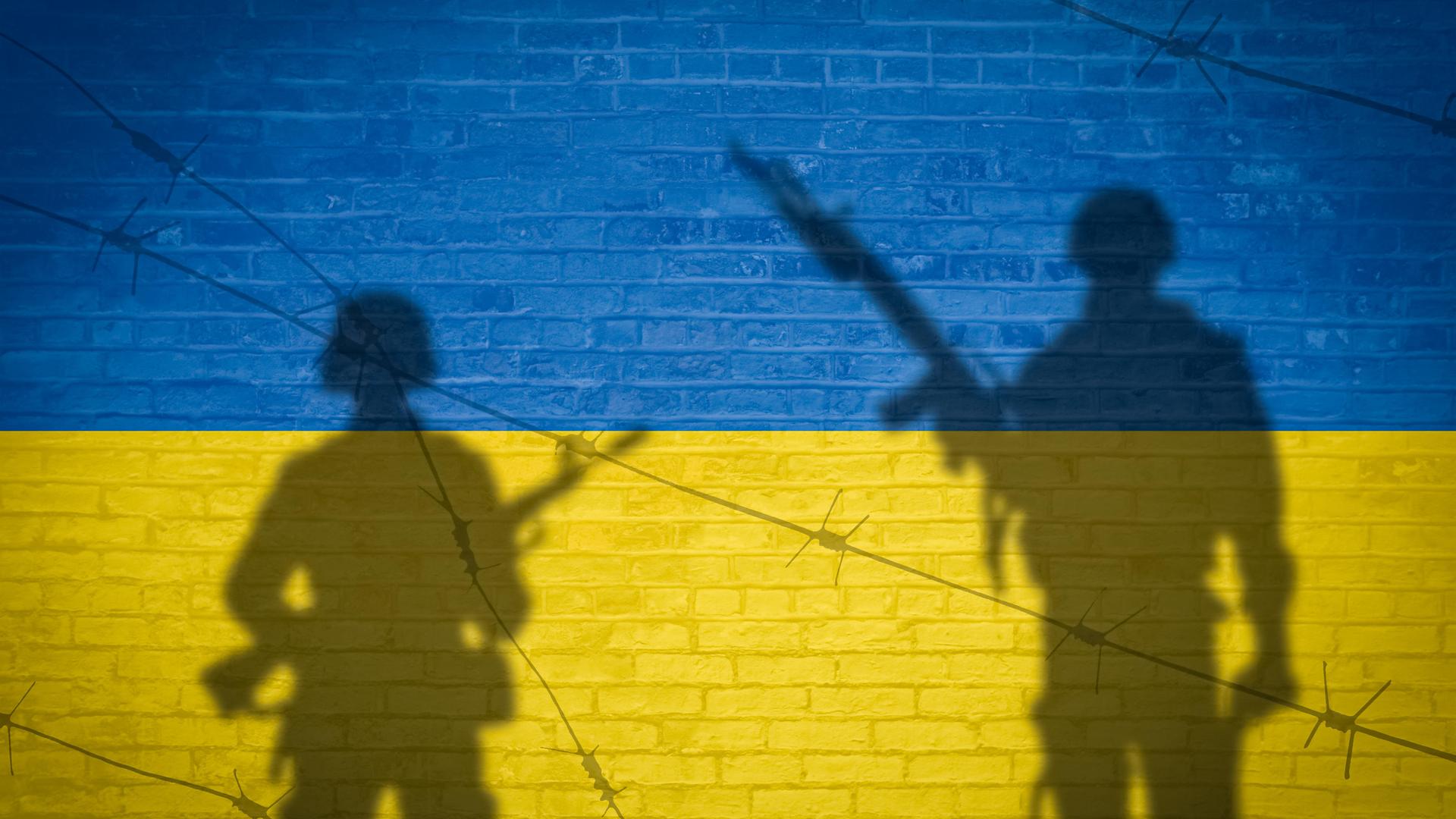Schatten von Soldaten vor einer blau-weißen Wand 