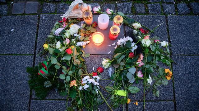 Kerzen und Blumen liegen auf dem Geh-Weg. Damit wird an die Opfer des Anschlags auf dem  Weihnachts-Markt erinnert. 
