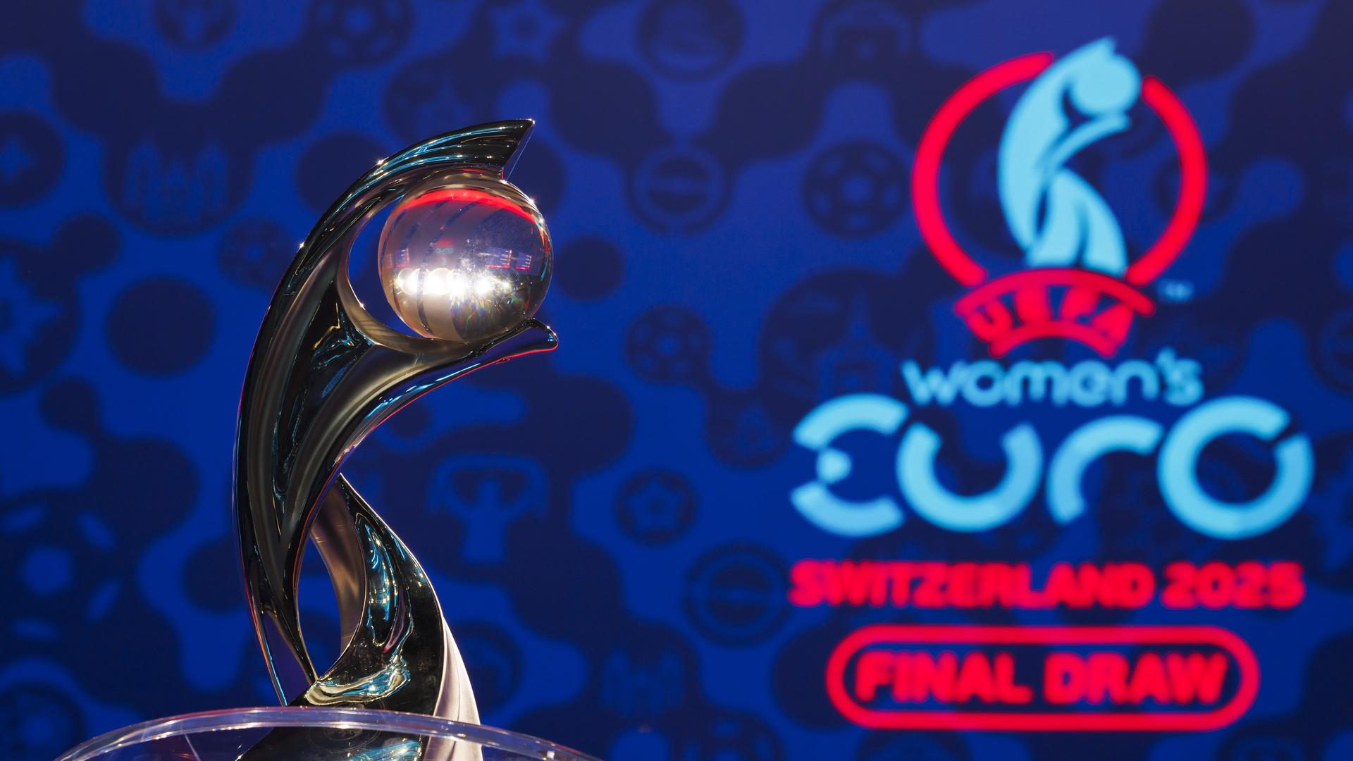 Die Trophäe und das Logo der Frauen-Fußball-EM 2025 in der Schweiz Die Trophäe und das Logo der Frauen-Fußball-EM 2025 in der Schweiz