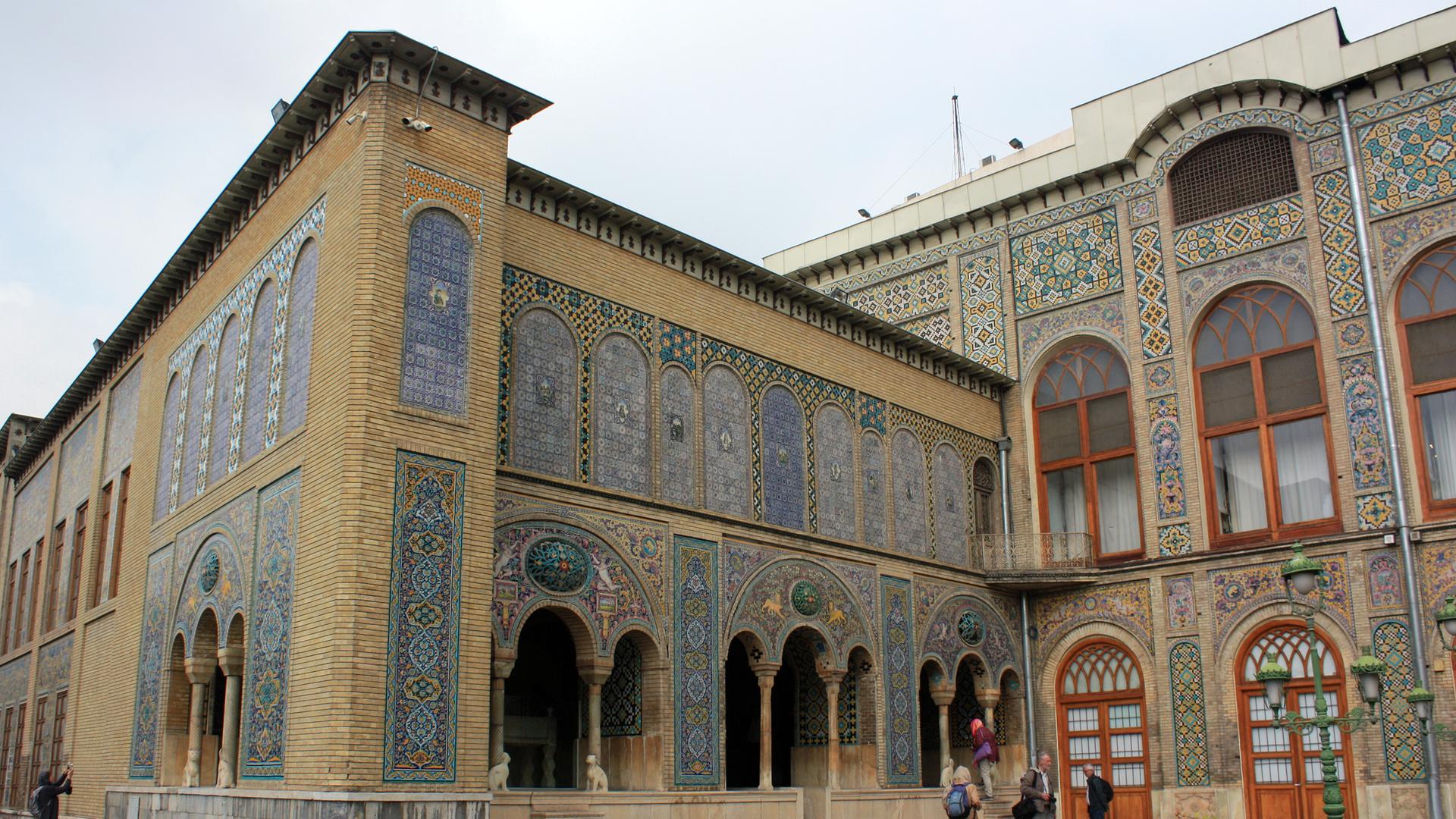 Golestanpalast (Palast der Blumen), einstiger Regierungspalast der Kadscharen, gehört zu einer Gruppe von Gebäuden der persischen Herrscherfamilie, war bis zur Errichtung der Islamischen Republik offizieller Sitz des persischen Monarchen.