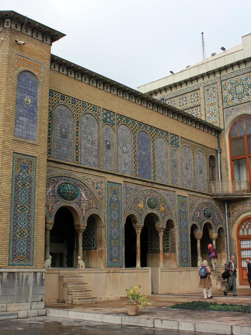Golestanpalast (Palast der Blumen), einstiger Regierungspalast der Kadscharen, gehört zu einer Gruppe von Gebäuden der persischen Herrscherfamilie, war bis zur Errichtung der Islamischen Republik offizieller Sitz des persischen Monarchen.