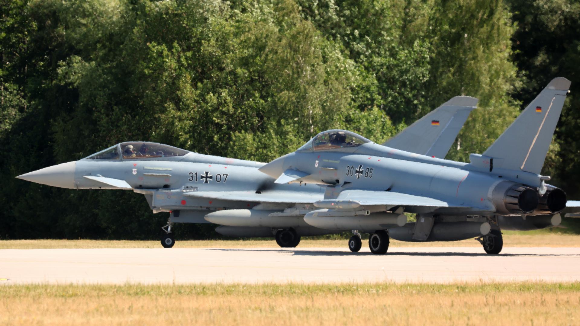 Beim Taktischen Luftwaffengeschwader 73 "Steinhoff" auf dem Flughafen Rostock-Laage gehen zwei Bundeswehr-Eurofighter an den Start für den Einsatz zur beginnenden Luftwaffenübung "Air Defender 2023". 