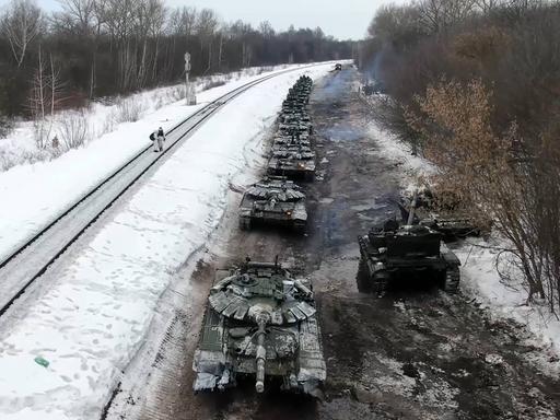 Russische Panzer in einer verschneiten Landschaft (Archiv)