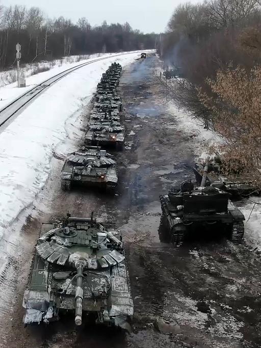 Russische Panzer in einer Winterlandschaft