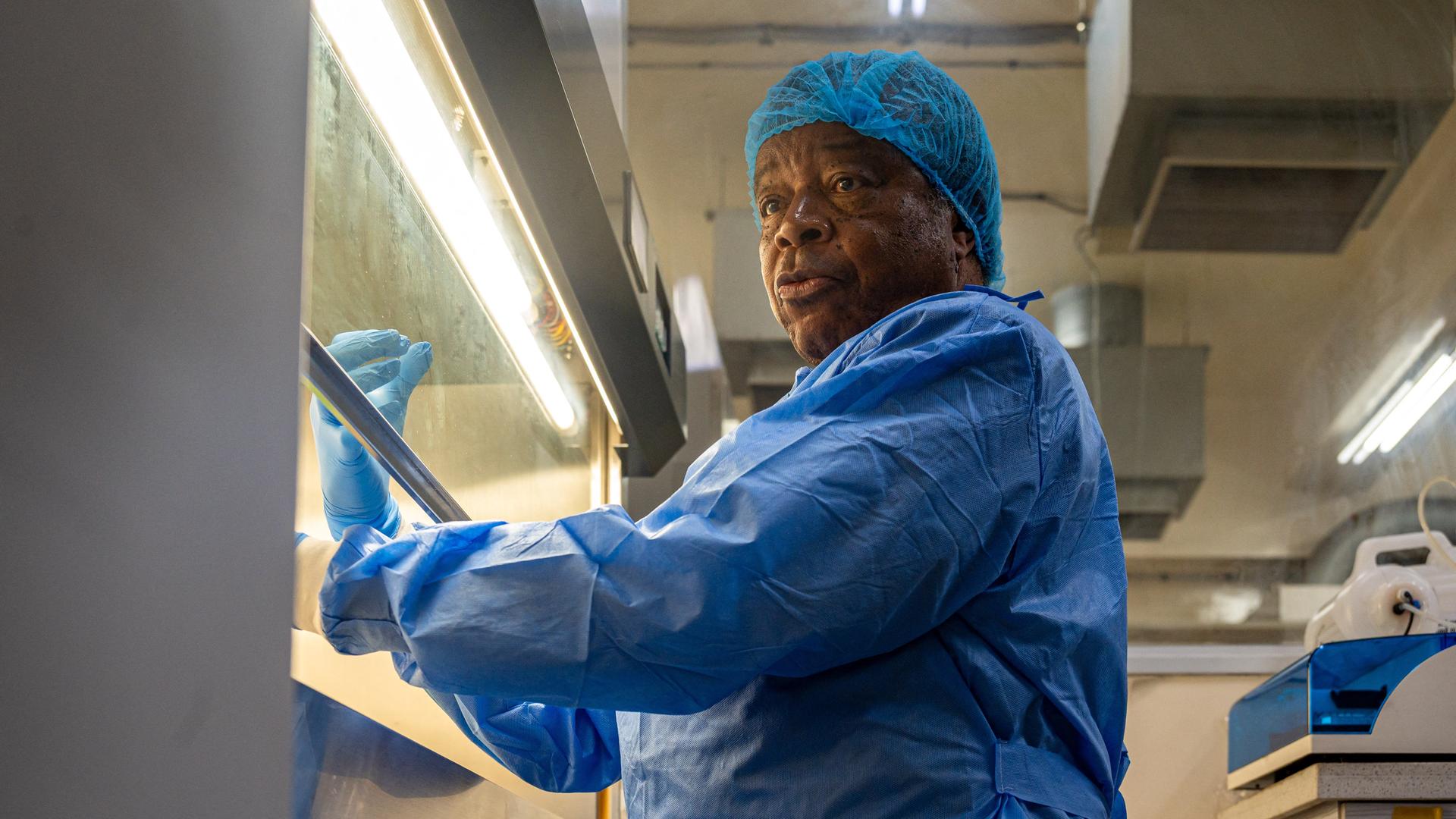 Professor Jean-Jacques Muyembe arbeitet am 20. Mai 2026 in einem Labor des Nationalen Instituts für biomedizinische Forschung (INRB) in Kinshasa, Demokratische Republik Kongo.
