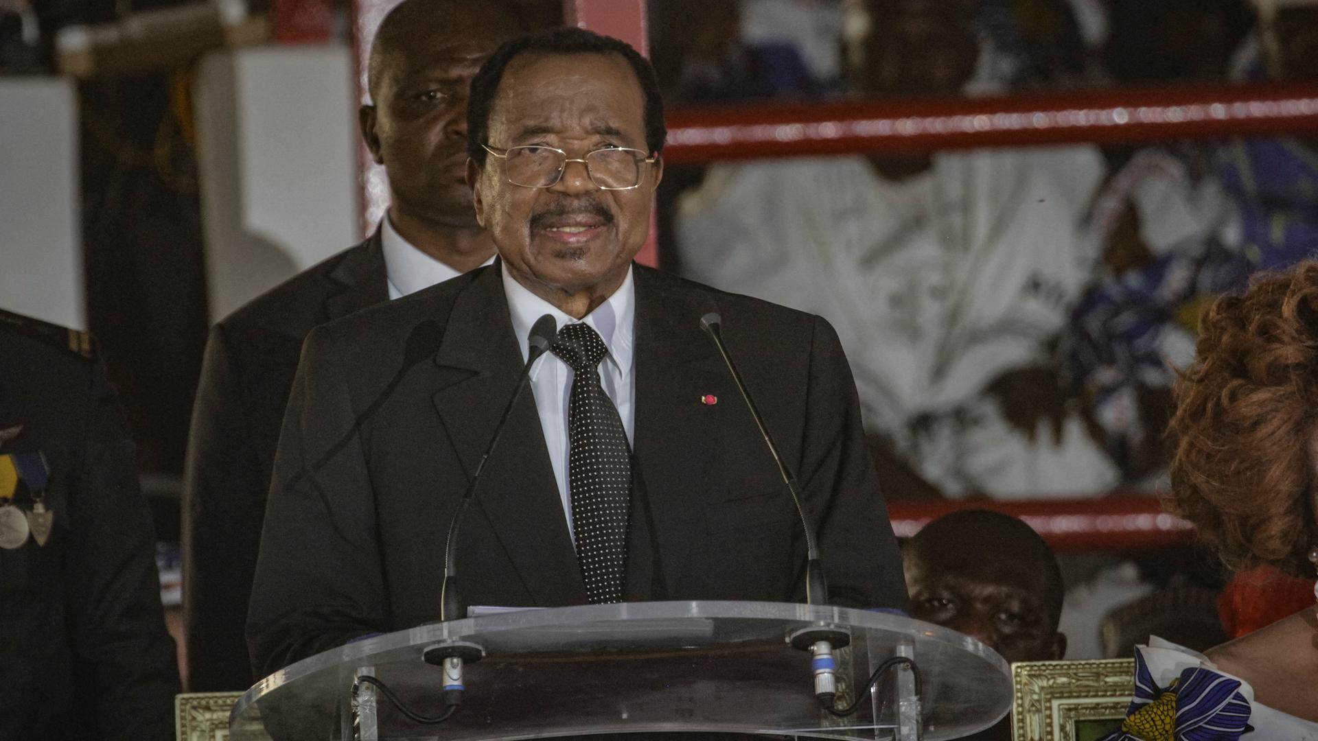 Paul Biya steht hinter einem Rednerpult. Paul Biya steht hinter einem Rednerpult.