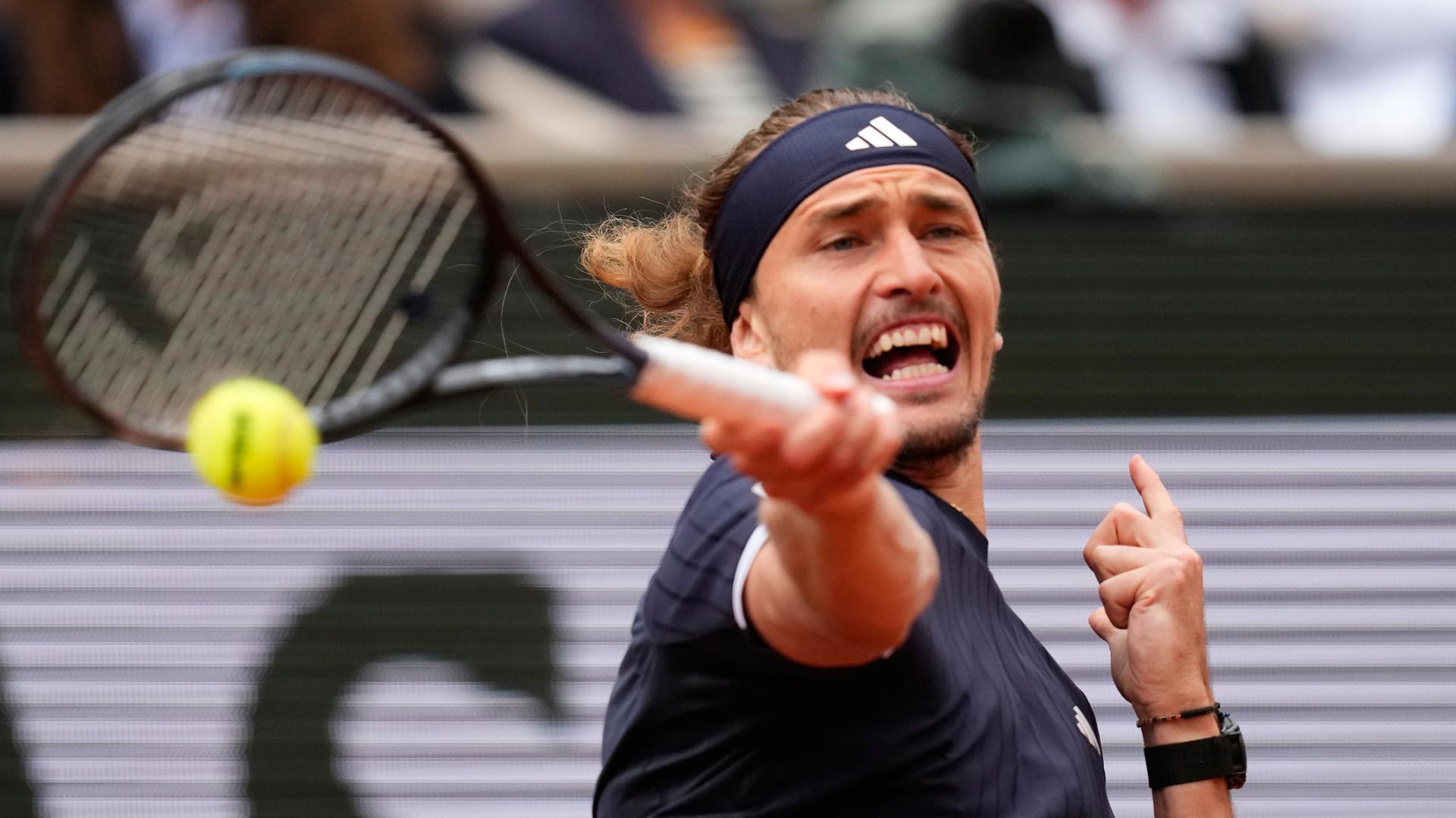 Alexander Zverev spielt eine Vorhand. Er schreit. 