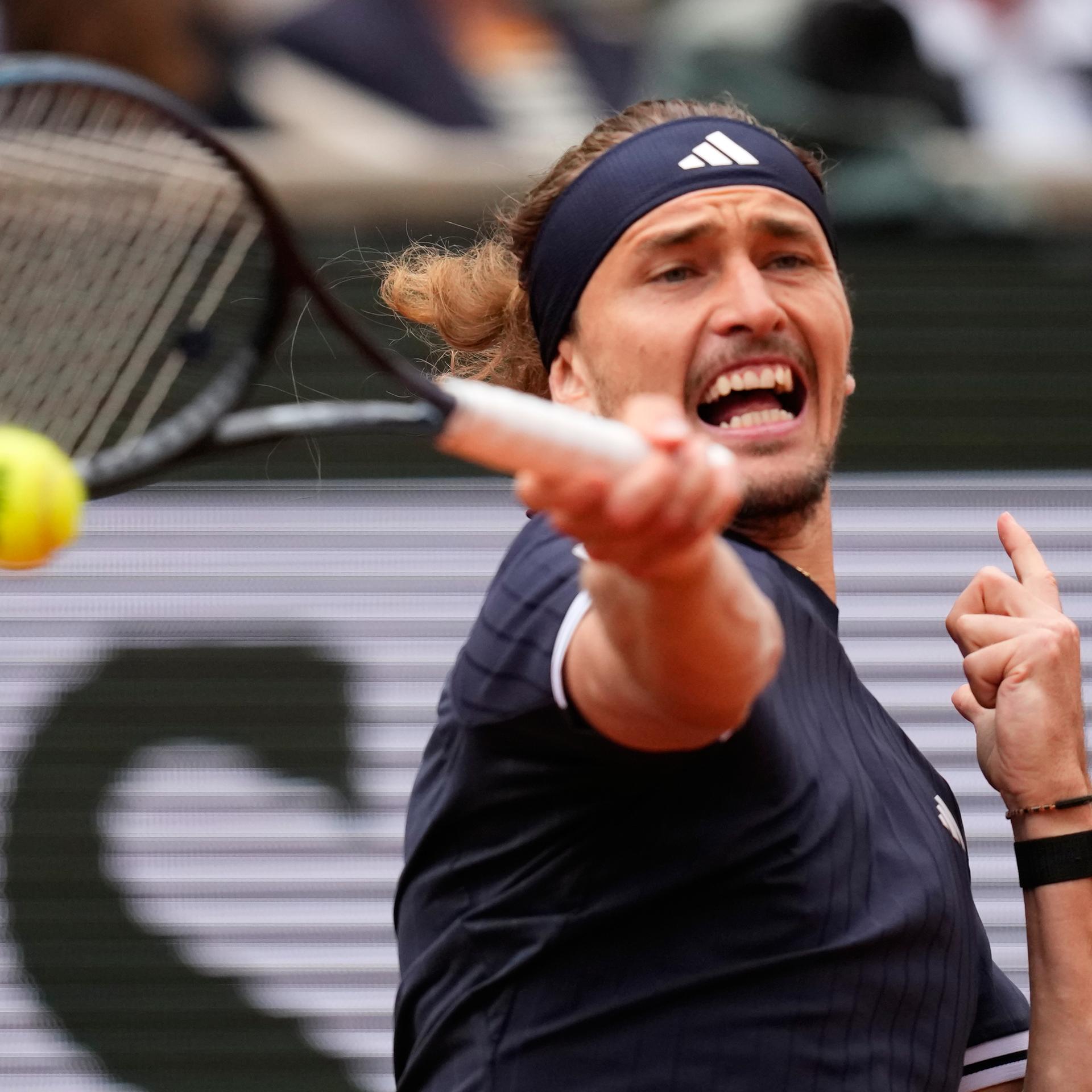 Alexander Zverev spielt eine Vorhand. Er schreit. 