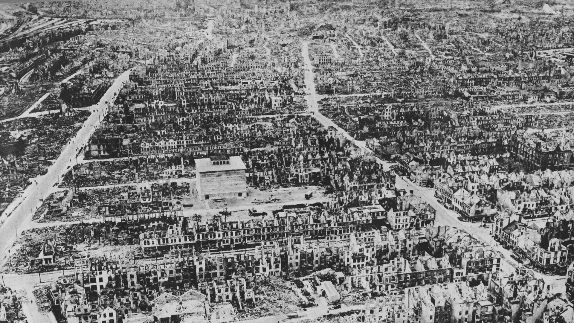 Bremen 1944 nach den Bombardierungen durch die Royal Air Force 
