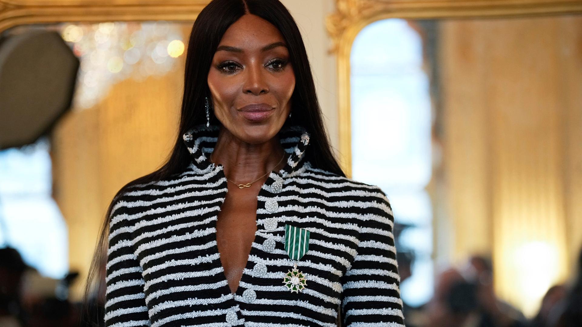 Naomi Campbell posiert mit der Medaille des "Chevalier de l'Ordre des Arts et des Lettres", nachdem sie von der französischen Kulturministerin Rachida Dati im Kulturministerium in Paris, 26. September 2024, ausgezeichnet wurde. (AP Foto/Louise Delmotte)