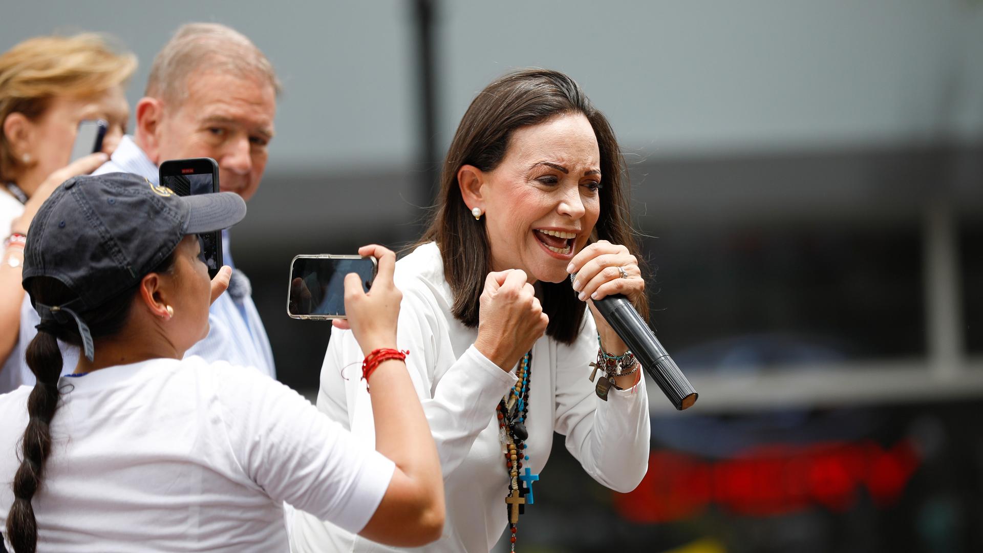 Caracas: Maria Corina Machado (r), Oppositionsführerin, spricht während einer Demonstration gegen die offiziellen Ergebnisse der Präsidentenwahl. 