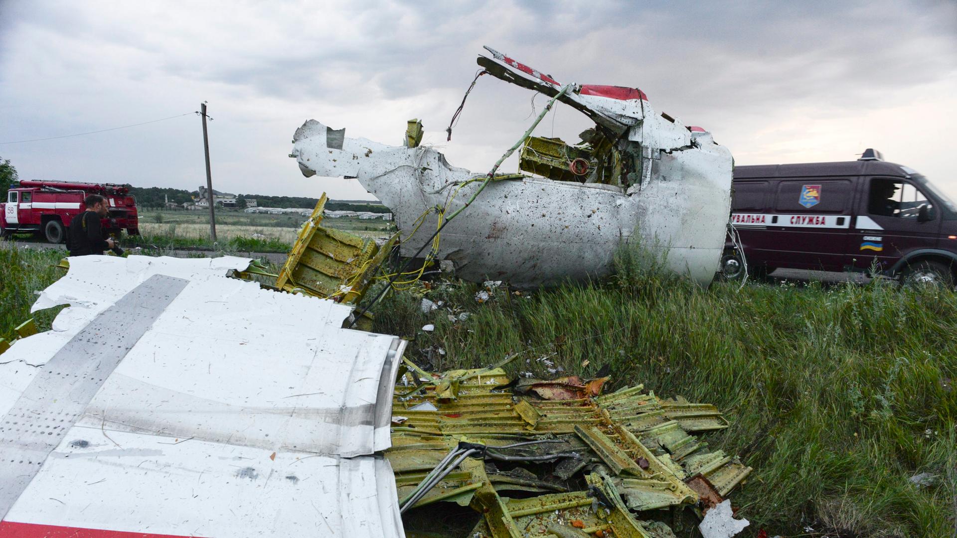 Trümmer der Boeing 777 des Flugs MH17 der MalaysiaAirlines
Trümmer der Boeing 777 des Flugs MH17 der MalaysiaAirlines