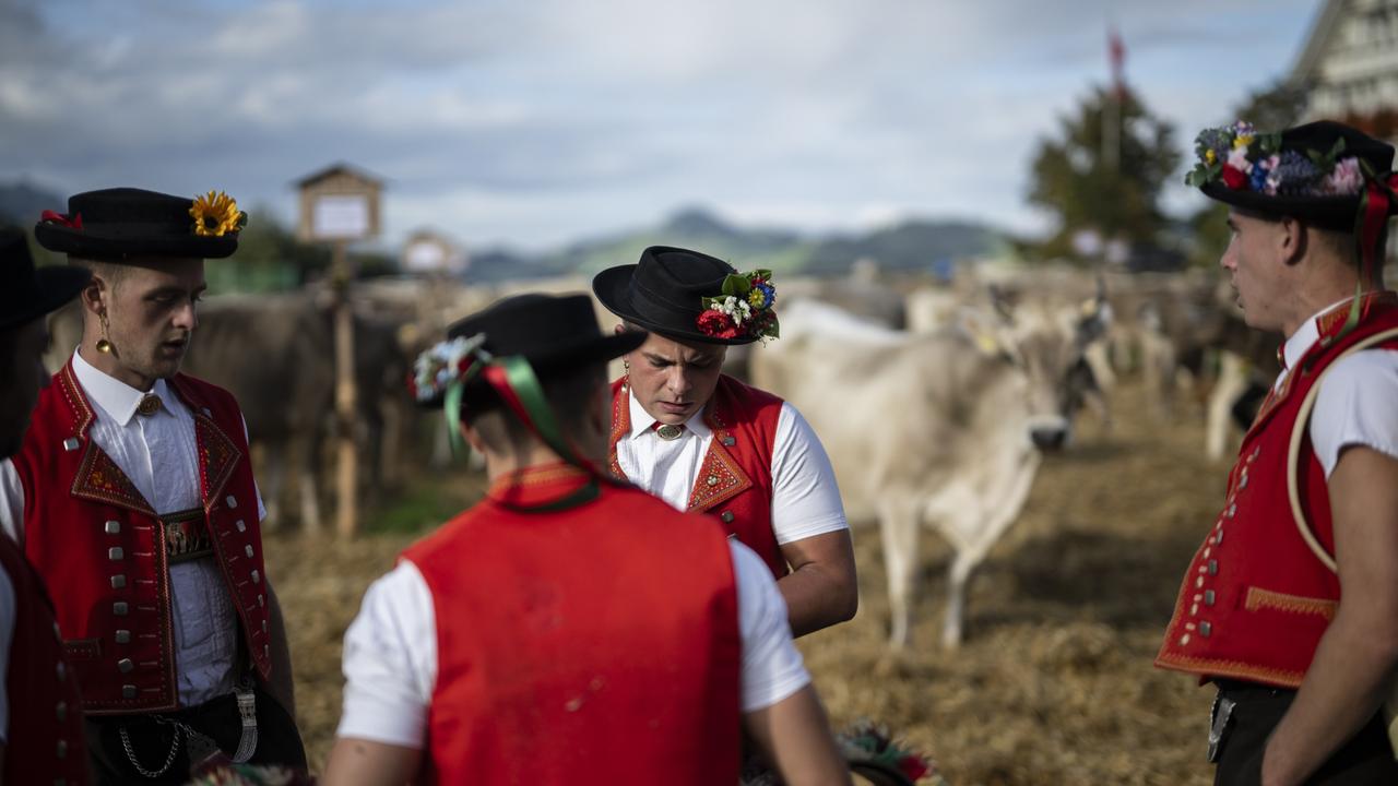 Sennen jodeln (zaeuerlen) an der traditionellen Viehschau, am Dienstag, 24. September 2024, in Stein. (KEYSTONE/Gian Ehrenzeller)