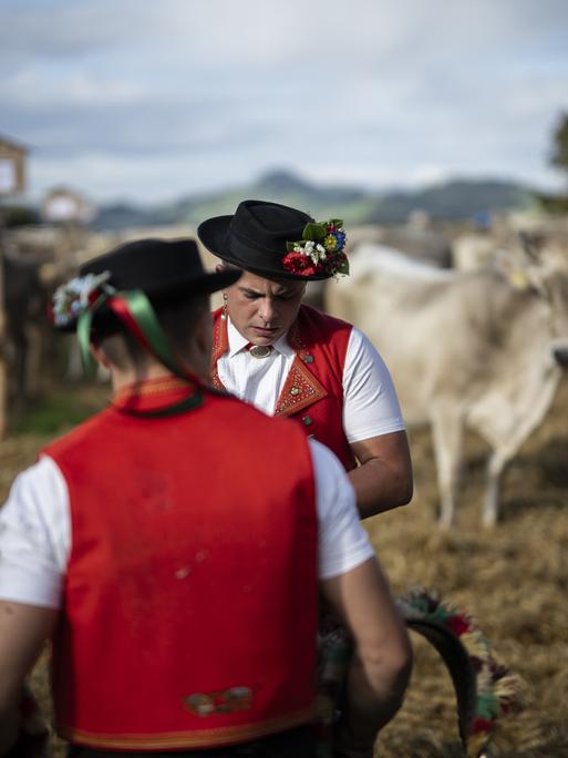 Sennen jodeln (zaeuerlen) an der traditionellen Viehschau, am Dienstag, 24. September 2024, in Stein. (KEYSTONE/Gian Ehrenzeller)