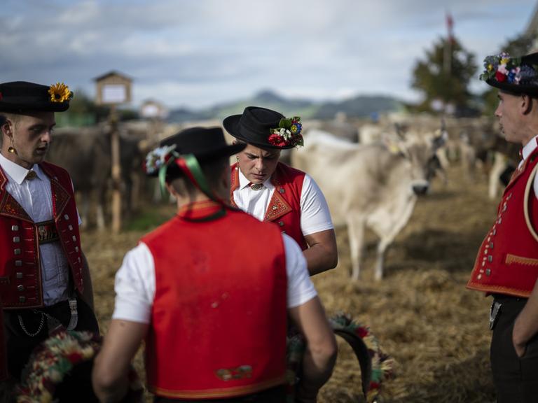 Sennen jodeln (zaeuerlen) an der traditionellen Viehschau, am Dienstag, 24. September 2024, in Stein. (KEYSTONE/Gian Ehrenzeller)