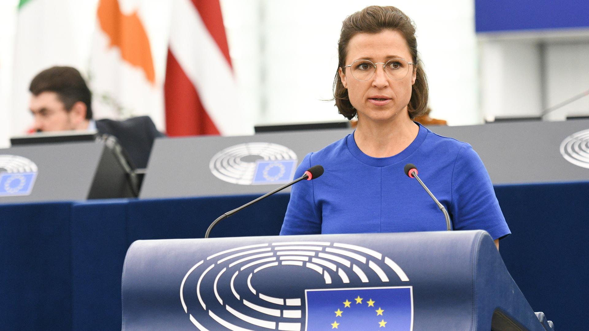 Die Europa-Abgeordnete Hannah Neumann von den Grünen bei einer Rede im Europaparlament 